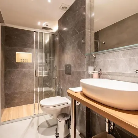 Bauhaus Luxury Suites 201 8' To Panepistimio Metro Apartment *